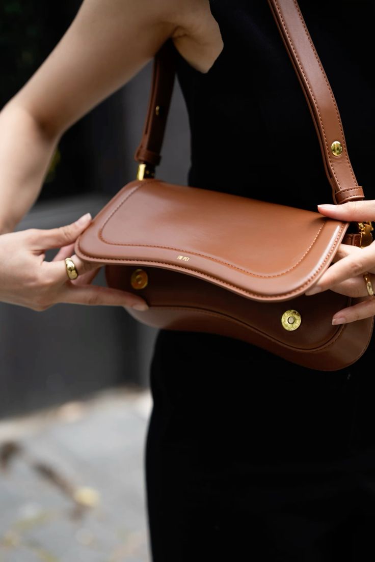 Jhora™ Shoulder Bag – Minimalist Elegance with Modern Versatility